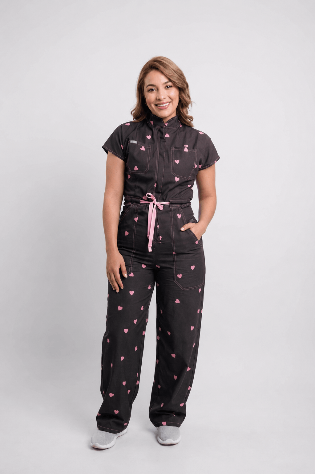 Rebel Jumpsuit Mon Cherie de Jogs Scrubs — enterizo médico antifluidos chocolate con corazones rosa pastel, vista frontal completa de cuerpo entero
