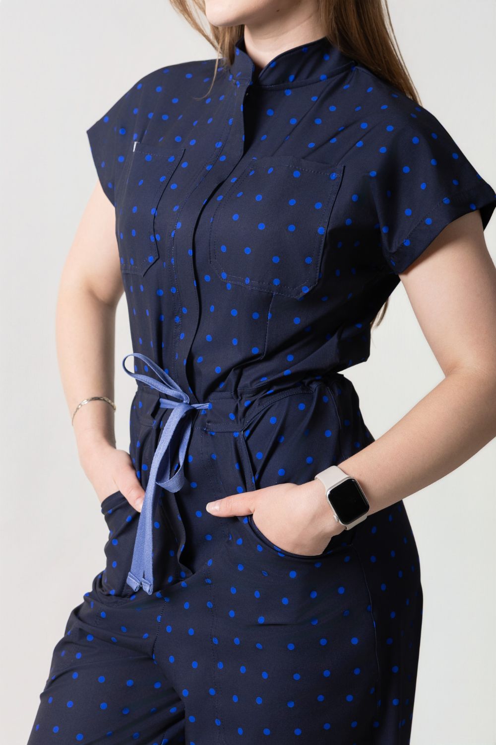Detalle del cuello tipo mao, cierre frontal con zipper y bolsillos al frente del Rebel Jumpsuit Cherry