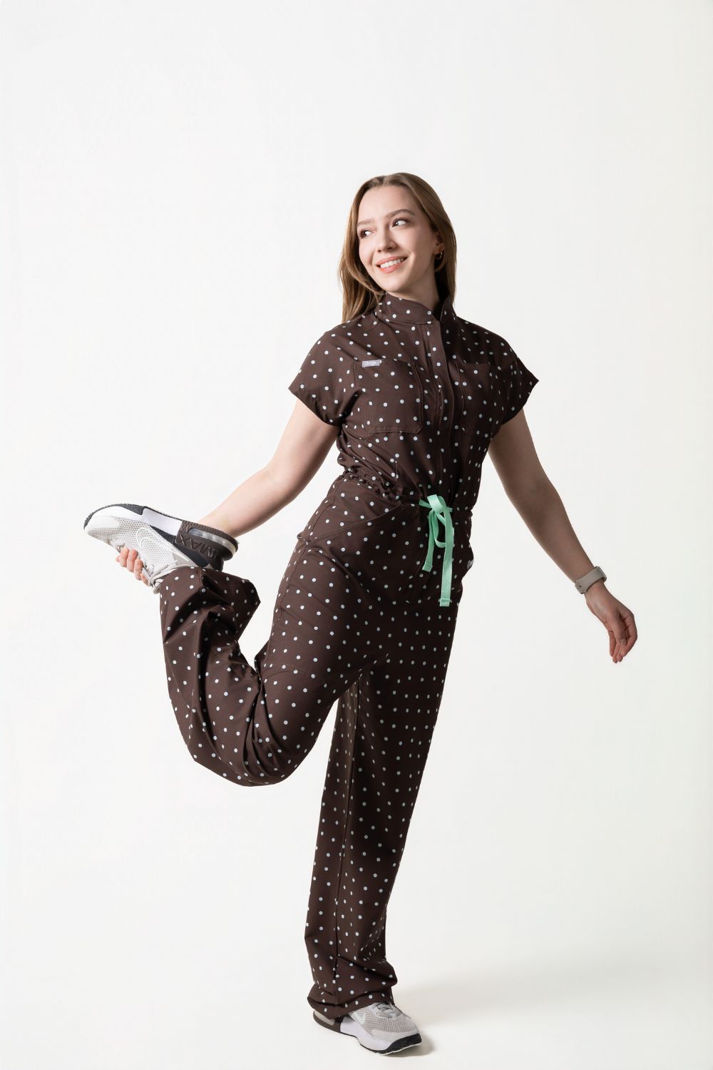 Cool human modelando el Rebel Jumpsuit Cocoa — moda médica diseñada en Guanajuato, México