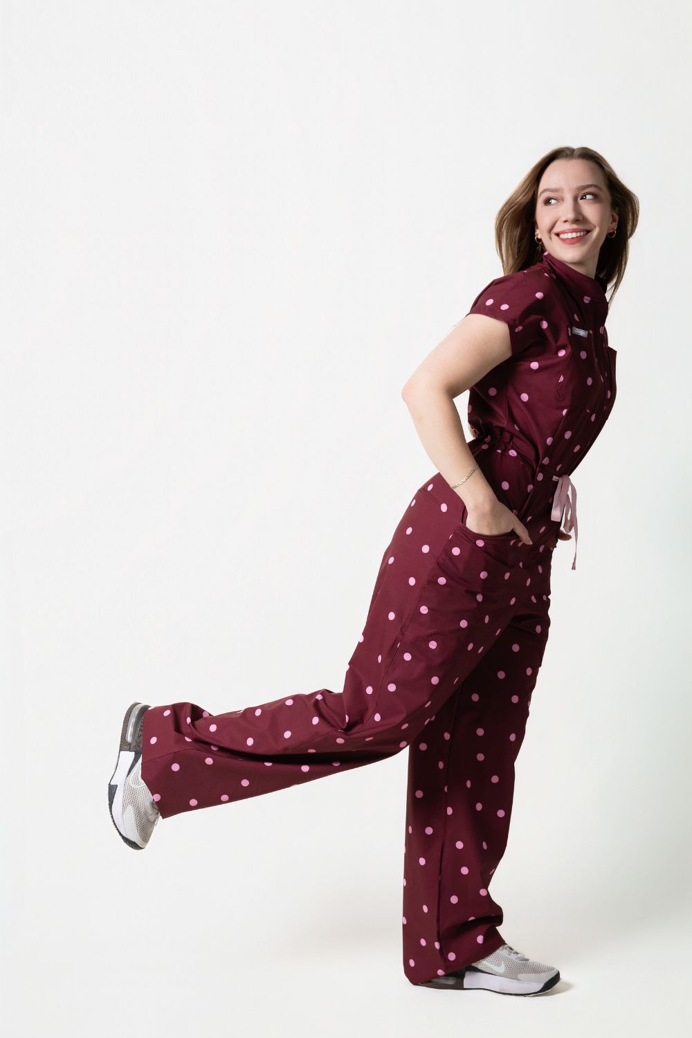 Cool human modelando el Rebel Jumpsuit Cherry — moda médica diseñada en Guanajuato, México
